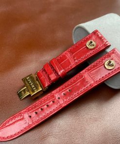Mẫu cá sấu đỏ cho Versace