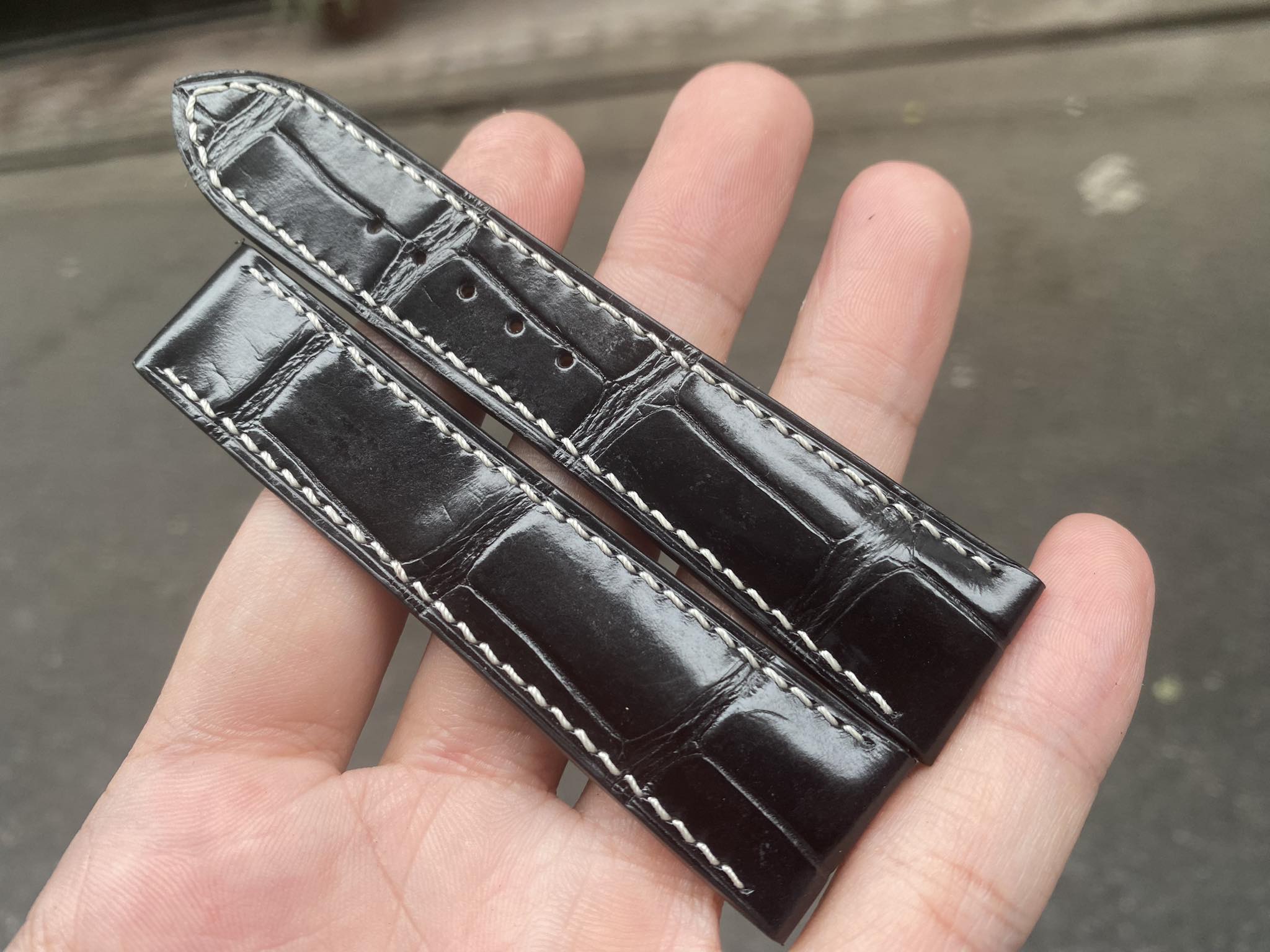 Mẫu cá sấu đen chỉ trắng cho đồng hồ Omega khóa gập