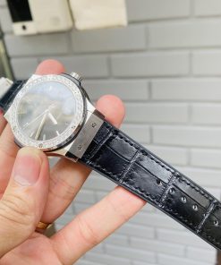 Mẫu cá sấu đen bóng lót cao su cho Hublot