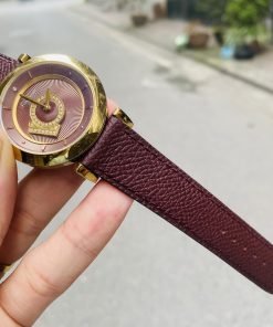 Mẫu da bê Epsom màu đỏ đậm cho đồng hồ Versace