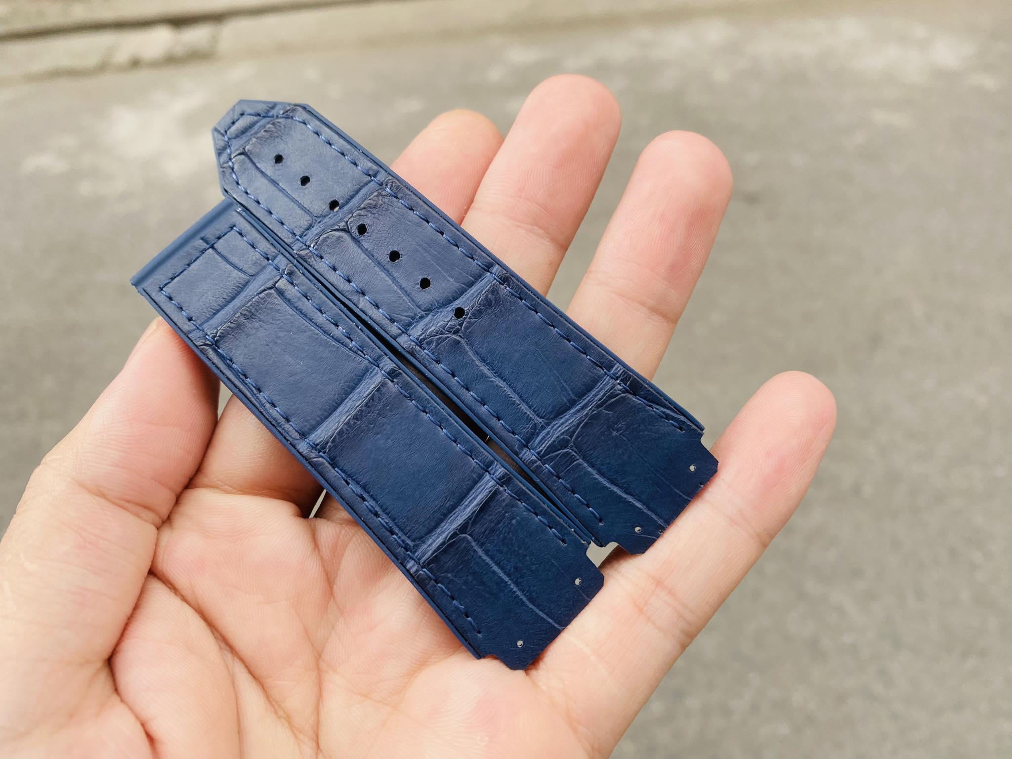 Mẫu cá sấu xanh navy lót cao su cho Hublot Fusion